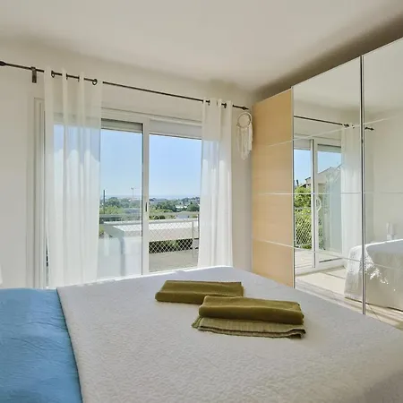 Family House With Swimming Pool & Sea View *