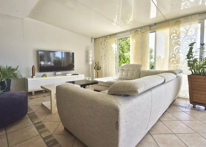 Family House With Swimming Pool & Sea View 别墅 *