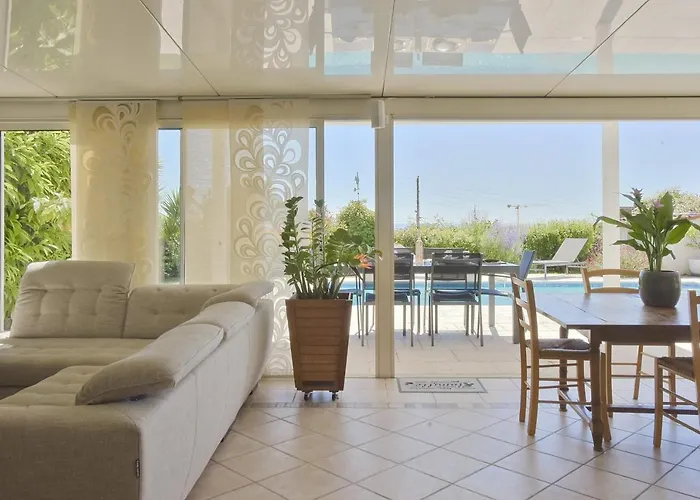 Family House With Swimming Pool & Sea View 别墅 *