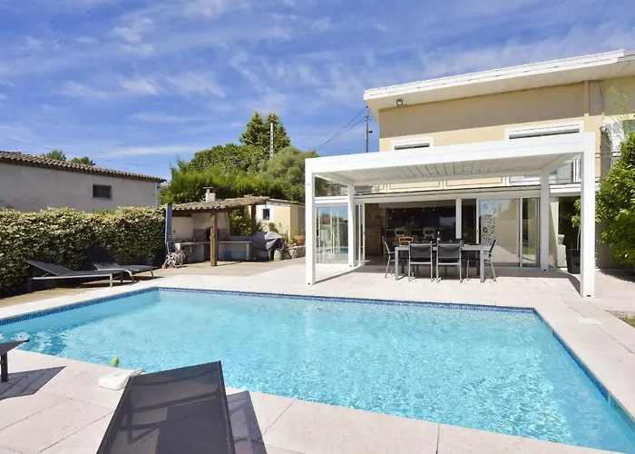 Family House With Swimming Pool & Sea View