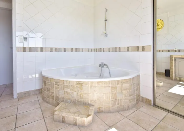 别墅 Family House With Swimming Pool & Sea View 昂蒂布