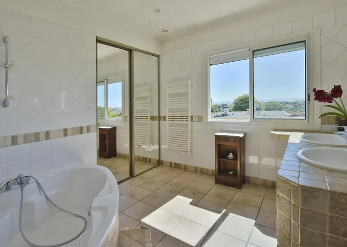 别墅 Family House With Swimming Pool & Sea View 昂蒂布