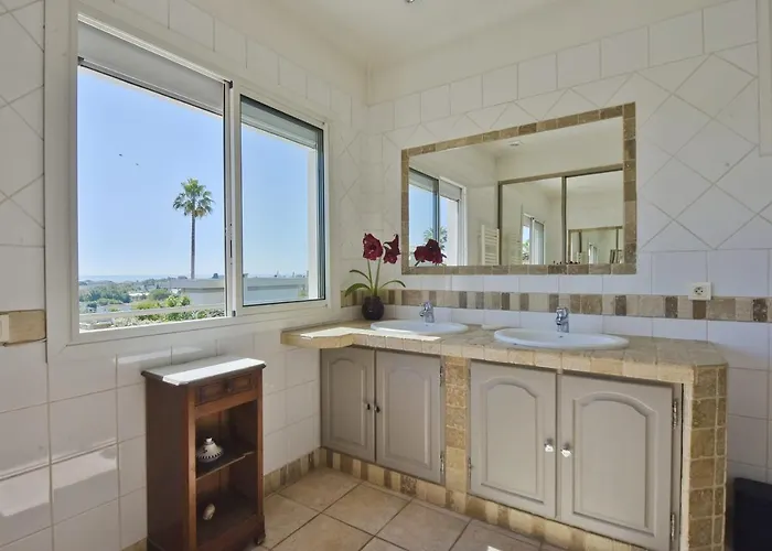 Family House With Swimming Pool & Sea View *